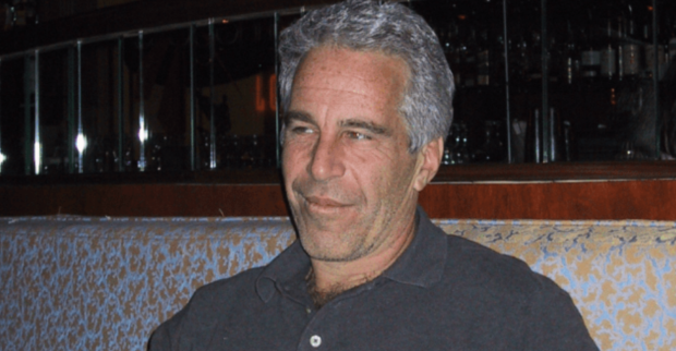 Jeffrey Epstein sitzt in einem Restaurant – das Bild wird im Zusammenhang mit dem veröffentlichten Epstein Abschiedsbrief und neuen Details zu seinem Tod verwendet.