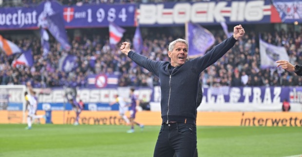 Dietmar Kühbauer jubelt beim LASK-Meistertitel 2026 im Stadion der Austria Wien vor Fans