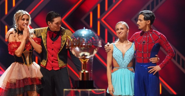 Finalisten Anna-Carina Woitschack und Milano im Let’s Dance Finale 2026 vor der Entscheidung
