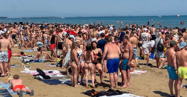 Viele Menschen an einem Strand in Lignano