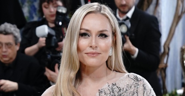 Lindsey Vonn bei der Met Gala 2026 auf dem Red Carpet in einem eleganten, hellen Designer-Kleid