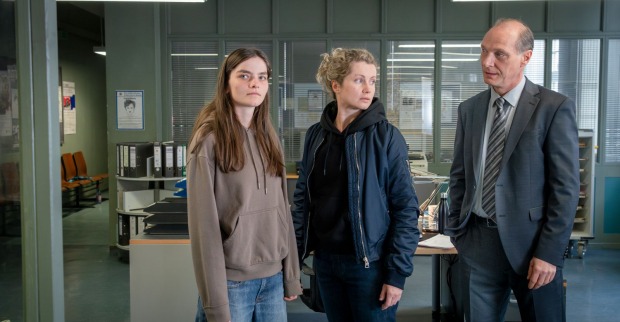Martin Brambach (58) mit den TV-Kolleginnen Cornelia Gröschel und Leonie Winkler beim Tatort-Dreh