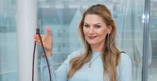 Martina Kaiser posiert bei einem Event mit lächelndem Blick in die Kamera und sorgt aktuell mit ihrer humorvollen Antwort auf eine Playboy-Frage auf Instagram für Gesprächsstoff.