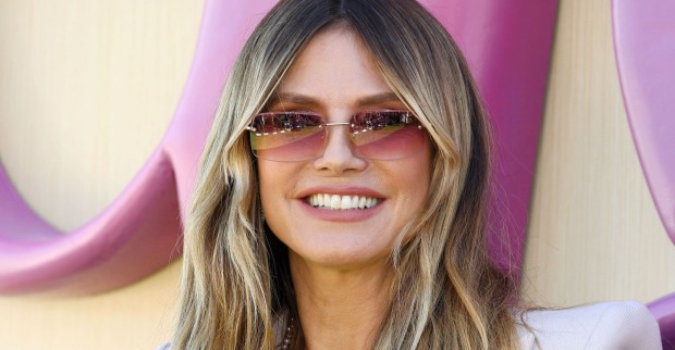 Heidi Klum bei der Met Gala 2026 mit Sonnenbrille und glamourösem Look auf dem roten Teppich