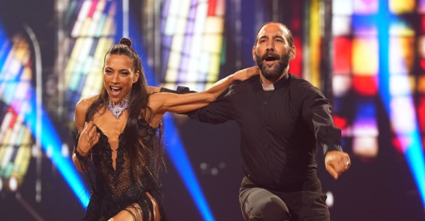 Nadja Benaissa und Vadim Garbuzov tanzen auf dem Let's Dance Parkett
