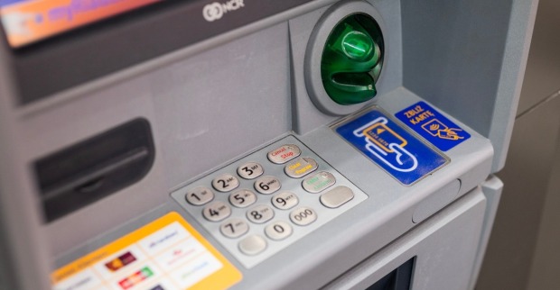 ATM-Schnittstelle mit Tasten zur Eingabe eines PIN-Codes und Kreditkarten.