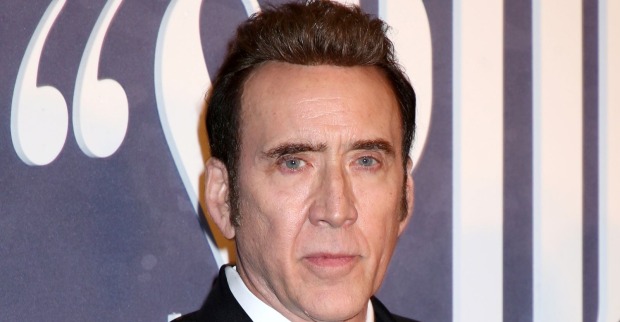 Schauspieler Nicolas Cage blickt bei einer feierlichen Gala in Hollywood im eleganten Anzug selbstbewusst in die Kamera
