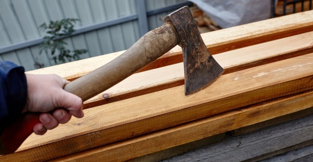 Mann mit Axt als Themenbild für den geplanten Anschlag auf die Prinzessinnen
