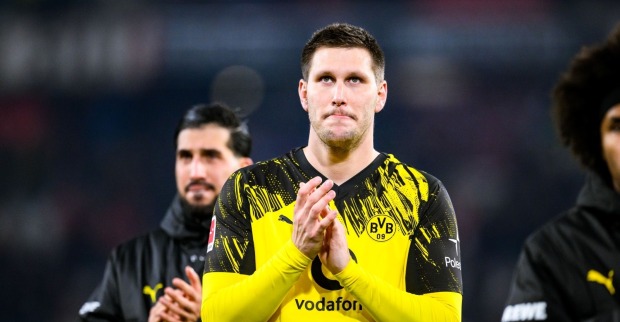 Niklas Süle nach einem Bundesligaspiel vor den BVB-Fans.