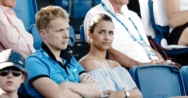 Oliver Pocher und Amira Aly sitzen gemeinsam bei einem Tennisturnier auf der Tribüne. Nach Amira Alys Schwangerschaft mit Christian Düren sorgt Oliver Pocher erneut für Schlagzeilen.