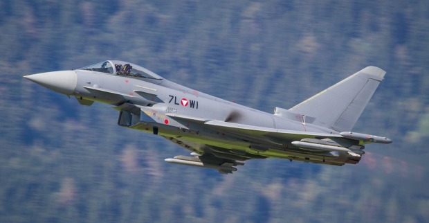 Eurofighter der österreichischen Luftwaffe im Flug während eines Alarmstarts zur Identifizierung von US-Militärflugzeugen über Österreich