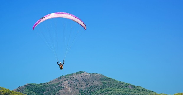 Eine Paragleiterin der Luft, blauer Himmel.