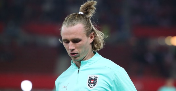 Patrick Wimmer in der Trainingsjacke des ÖFB blickt nachdenklich während eines Spiels