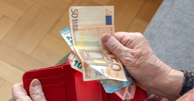 Pensionserhöhung: Pensionen Österreich 2027 Erhöhung unter Inflation Pensionist zählt Geld Euro Kaufkraftverlust