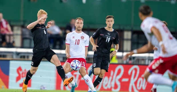 Nicolas Seiwald (AUT), Christian Eriksen (DEN) und Christoph Baumgartner (AUT) am Montag, 06. Juni 2022, während der Nations-League-Begegnung zwischen Österreich und Dänemark in Wien.