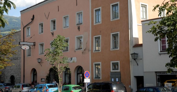 Außenansicht des geschlossenen Restaurant Geisterburg in Hall in Tirol nach Insolvenz und Betriebseinstellung