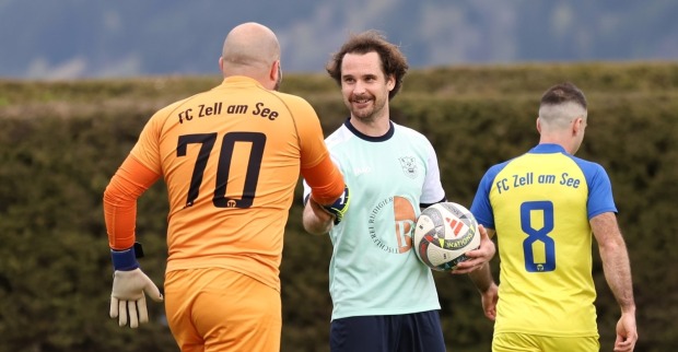Thomas Rudigier im Duell gegen FC Zell am See.