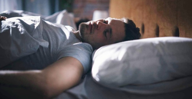 Mann im Bett, schlafend