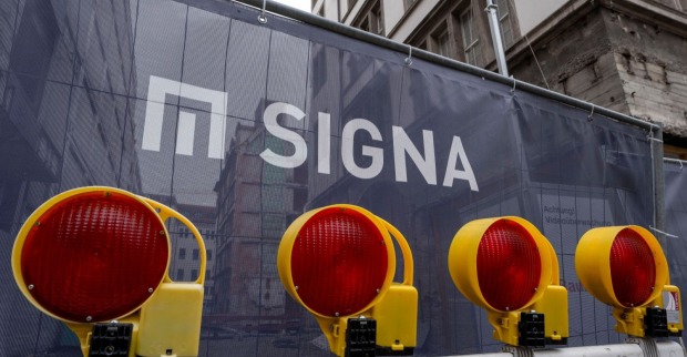 Signa Holding Baustelle mit Logo und Warnleuchten als Symbol für Insolvenz und 160 Millionen Euro Forderungen