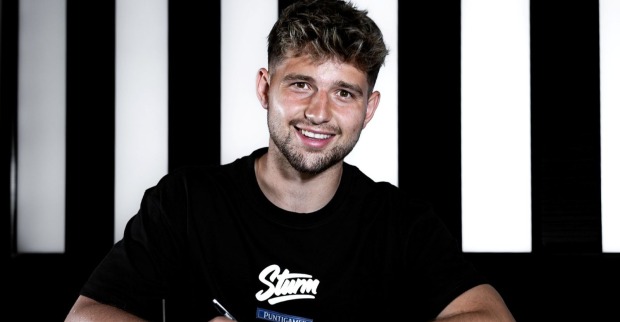 Der neue Sturm-Spieler Simon Seidl bei der Vertragsunterzeichnung in Graz