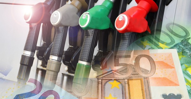 Zapfsäulen mit Benzin und Diesel vor Euro-Geldscheinen – Symbolbild für hohe Spritpreise und Auslaufen der Spritpreisbremse in Österreich