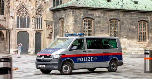 Polizeiauto am Stephansplatz in Wien nach Vorfall bei dem sich ein Mann selbst angezündet hat