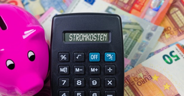 Taschenrechner mit den Worten "Stromkosten" auf dem Display.