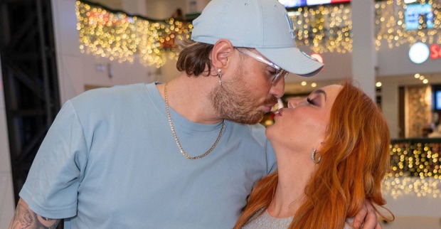 Tara Tabitha und Dennis Lodi zeigen sich verliebt vor „Temptation Island VIP“ beim Kuss in einer Shopping Mall