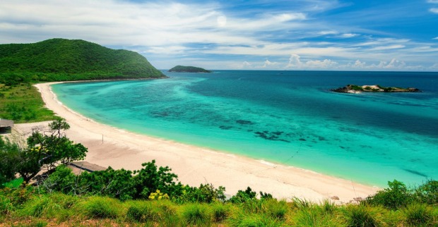 Thailand Strand mit türkisblauem Meer und Inseln – neue Thailand Visum Regeln begrenzen Aufenthalt auf 30 Tage