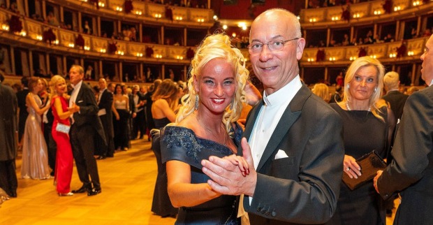 Toni Faber mit Natalie Nemec beim Wiener Opernball, Diskussion um Zölibat und Privatleben des Dompfarrers