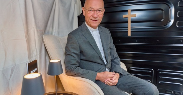 Toni Faber im mobilen Beichtstuhl der Erzdiözese Wein