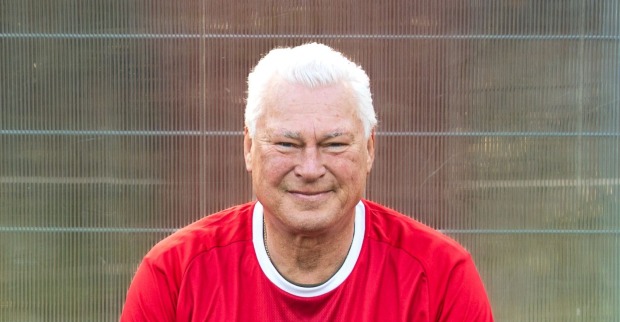 Toni Polster im roten Shirt blickt in die Kamera – der Ex-ÖFB-Stürmer muss wegen Kniearthrose operiert werden.
