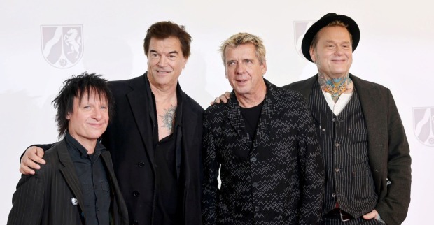Die Toten Hosen posieren bei einem öffentlichen Auftritt vor ihrer Abschiedstour 2026 gemeinsam auf dem roten Teppich. Frontmann Campino und die Band präsentierten zuletzt ihr neues Album „Trink aus, wir müssen gehen!“.