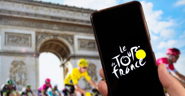 le tour de france fahrrad race logo in einem Smartphone mit Fahrrad Wettbewerb im Hintergrund.
