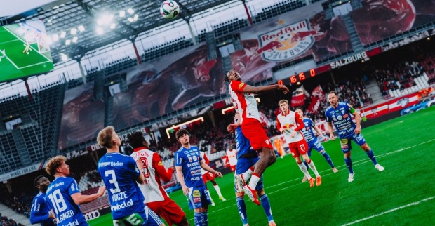 Joane Gadou im Trikot des FC Red Bull Salzburg während dem bundesliga-Heimspiel gegen den TSV Hartberg