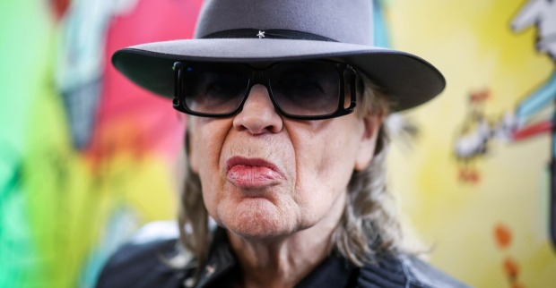 Udo Lindenberg mit Hut und dunkler Sonnenbrille – Sorge um den Musiker nach Krankenhausaufenthalt