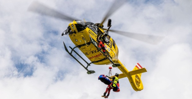 Notarzthubschrauber bei Unfall A1 Westautobahn im Einsatz nach Massenkarambolage bei Ansfelden mit 14 Verletzten