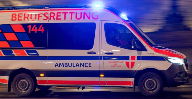 Rettungswagen im Einsatz nach Unfall A2 Südautobahn bei Traiskirchen, Lenker aus Auto geschleudert