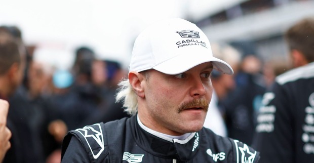Valtteri Bottas mit Cadillac-Kappe im Fahrerlager vor dem möglichen Aus in der Formel-1-Saison 2026