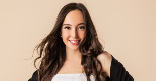 anessa Dollinger lächelt in die Kamera und präsentiert ihren neuen Stil zur Single Hey Hey mit modernem Pop-Image.