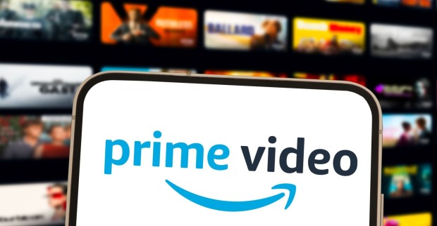 Amazon Prime Video Logo auf einem Bildschirm vor Streaming-Inhalten – Symbolbild zur Sammelklage der Verbraucherzentrale Sachsen gegen Werbung im Abo.