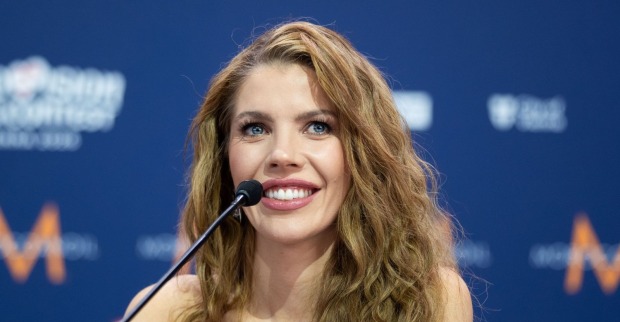 Victoria Swarovski beim Eurovision Song Contest 2026 in Wien. Die Moderatorin lächelt bei einer Pressekonferenz nach ihrer umstrittenen ESC-Moderation in die Kamera.