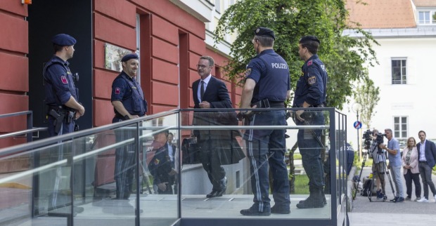 Polizisten sichern Landesgericht Klagenfurt beim Terrorprozess nach Villach-Attentat unter hohen Sicherheitsvorkehrungen