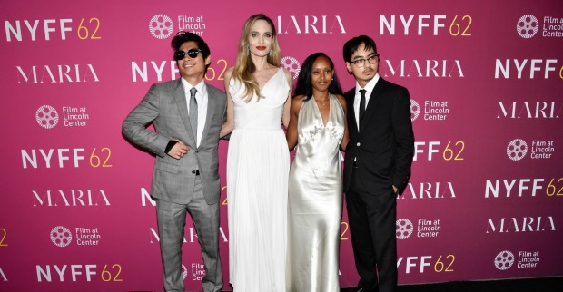 Angelina Jolie posiert gemeinsam mit ihren Kindern Zahara Jolie-Pitt, Pax und Maddox bei der Premiere von „Maria“ beim NYFF 62 in New York.