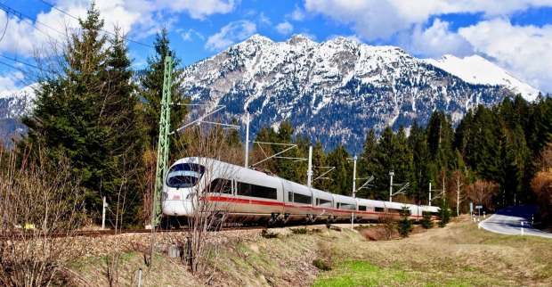 Ein Zug in Bayern auf den Gleisen.
