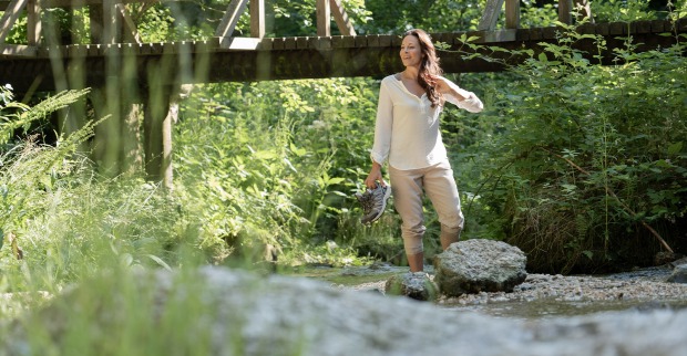 Frau beim Entspannen in der Natur | Credit: Oberösterreich Tourismus/Martin Fickert