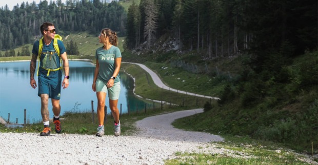Frau und Mann bei gemeinsamer Wanderung | Credit: Gästeservice Tennengau