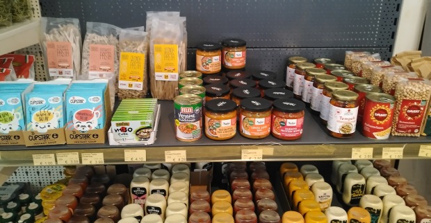 Regalreihe mit veganen Produkten | Credit: Vegan Wolf