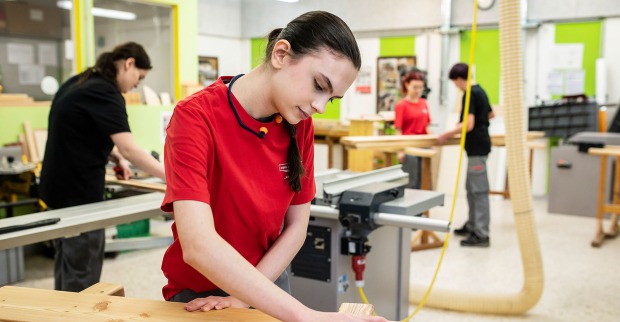 Mitarbeiterin bei der Arbeit | Credit: Jugend am Werk Steiermark/Miriam Raneburger