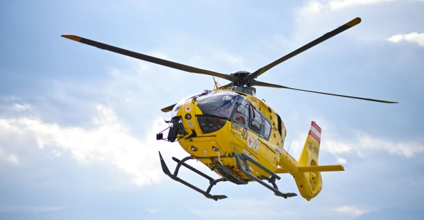 ÖAMTC-Rettungshubschrauber Christophorus 3 fliegt nach Motorradunfall auf der A2 bei Bad Fischau-Brunn im Einsatz